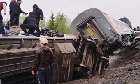 ரஷியாவில் பயணிகள் ரெயில் தடம் புரண்டு விபத்து- 70 பேர் படுகாயம்