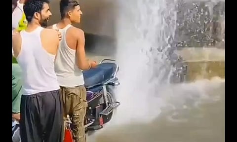 பைக் மூலம் தண்ணீர் பீய்ச்சி அடித்த இளைஞர்கள்: ரெயிலை நிறுத்தி வெளுத்து வாங்கிய பயணிகள்