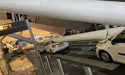 டெல்லியில் கனமழை.. விமான நிலைய மேற்கூரை இடிந்து விழுந்து விபத்து