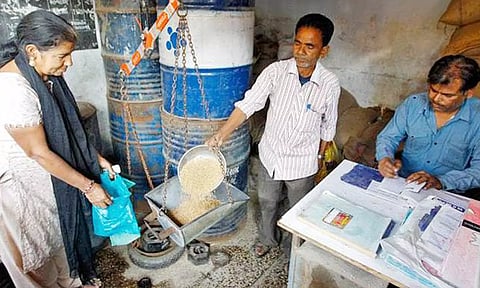 ஜூன் மாத ரேஷன் பொருட்கள் ஜூலை மாதம் பெற்றுக்கொள்ளலாம்- தமிழக அரசு