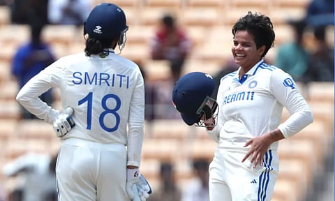 ஷபாலி வர்மா, ஸ்மிரிதி மந்தனா அபாரம்: முதல் நாளில் இந்தியா 525 ரன்கள் குவிப்பு