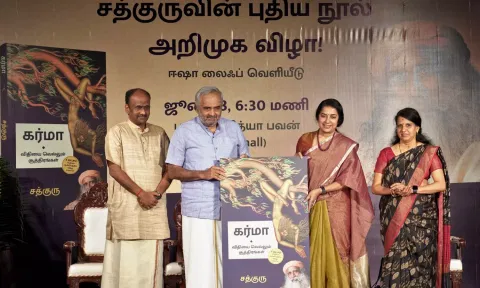 சத்குருவின் "கர்மா- விதியை வெல்லும் சூத்திரங்கள்" புத்தகம் வெளியீடு