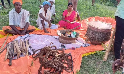 12 மலை கிராம மக்கள் நடத்திய வினோத திருவிழா: மரம், கத்தி, மேளத்துக்கு பூஜை