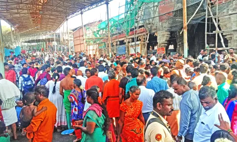 விடுமுறை நாள்: திருச்செந்தூரில் குவிந்த பக்தர்கள்