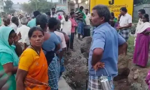 ஒகேனக்கல் கூட்டு குடிநீரை பைப் லைன் அமைத்து வீட்டிற்கு பயன்படுத்திய ஊராட்சி துணை தலைவர்- கிராமமக்கள் முற்றுகை