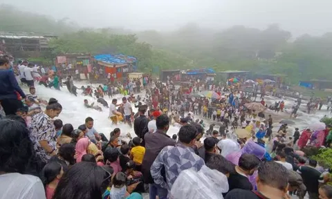 புனே நீர்வீழ்ச்சியில் மூழ்கி இருவர் பலி- 3 பேரை தேடும் பணி தீவிரம்