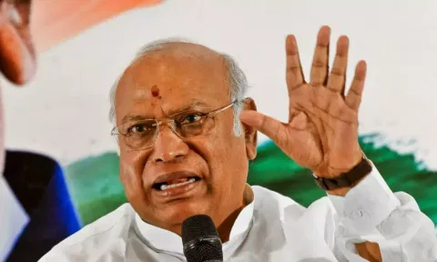 'அமலுக்கு வந்தது புல்டோசர் சட்டங்கள்.. 146 எம்.பிக்களை சஸ்பெண்ட்  செய்து நிறைவேற்றியது' - கார்கே