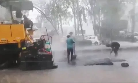 கொட்டும் மழையில் ரோடு போடும் பாஜக அரசு - கேரளா காங்கிரஸ் கிண்டல்