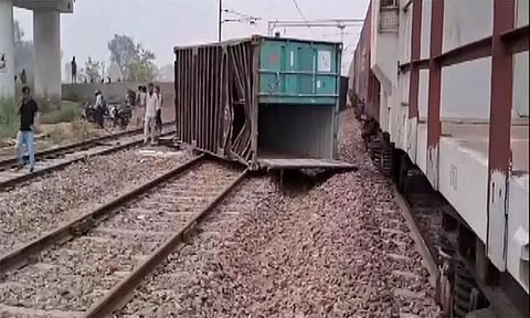 சரக்கு ரெயிலின் கண்டெய்னர்கள் தண்டவாளத்தில் கவிழ்ந்ததால் பெரும் பரபரப்பு