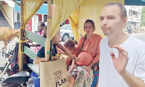 ஆரோவில்லில் ரிக்சாவில் கூரை போட்டு பயணிக்கும் ரஷிய குடும்பம்