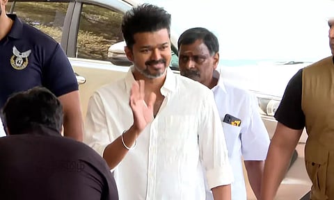 ஆளப்போறான் தமிழன் பாடலுடன் விஜய்க்கு விழா அரங்கில் உற்சாக வரவேற்பு