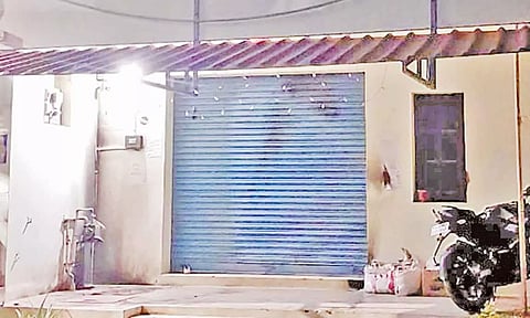 பூட்டி கிடந்த மளிகை கடையில் பெட்ரோல் குண்டு வீச்சு