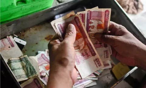 மியான்மரில் ஊழியர்களுக்கு ஊதிய உயர்வு கொடுத்த முதலாளி கைது - ஏன் தெரியுமா