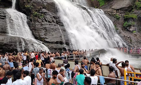 பழைய குற்றால அருவியில் குளிக்க அனுமதி நேரம் நீட்டிப்பு