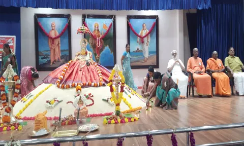சுவாமி விவேகானந்தர் நினைவு தினம்: அரிசியை மலை போல் குவித்து வைத்து அன்ன பூஜை