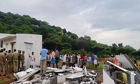 திருவள்ளூர், ஆர்.கே.பேட்டை அருகே ஆக்கிரமித்து கட்டிய 50 வீடுகள் இடித்து அகற்றம்