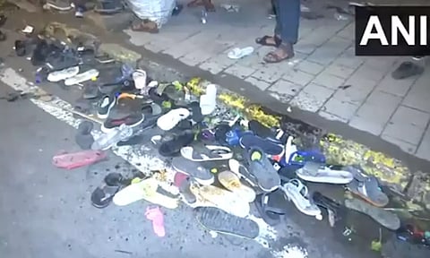 அலைகடலென திரண்ட ரசிகர்கள்... பலர் மயக்கம், காயம்... சாலையோரம் குவிந்து கிடந்த செருப்புகள்....