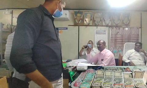 சோதனை சாவடியில் கணக்கில் வராத ரூ.2.25 லட்சம் பறிமுதல்