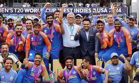 உலகக் கோப்பை வென்ற இந்திய அணிக்கு ரூ.11 கோடி பரிசு: மகாராஷ்டிரா அரசு அறிவிப்பு