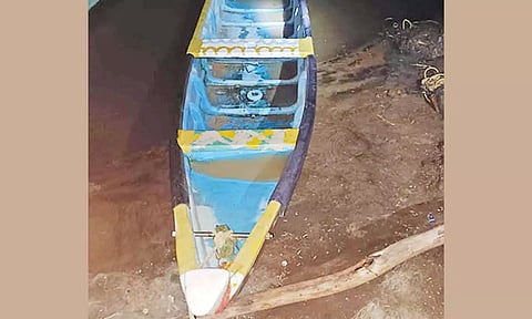 வேதாரண்யம் கடற்பகுதியில் இலங்கையை சேர்ந்த படகு மீட்பு- போலீசார் விசாரணை