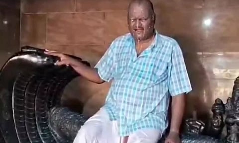 கடவுள் என்று கூறிக்கொண்டு பெருமாள் சிலை மீது ஏறி அமர்ந்து அபிஷேகம் செய்து கொள்ளும் நபரால் பரபரப்பு