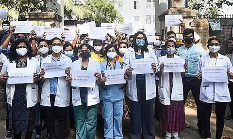 'வினாத்தாள் கசிவு': இளநிலை மருத்துவ படிப்புகளுக்கான நீட் கலந்தாய்வு ஒத்திவைப்பு