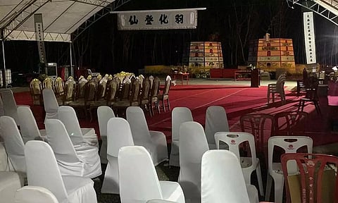 கல்லறையில் திரையிடப்பட்ட படம்....