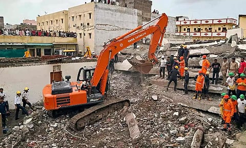 குஜராத்: சூரத்தில் 6 மாடி கட்டடம் இடிந்து விழுந்து 7 பேர் உயிரிழப்பு