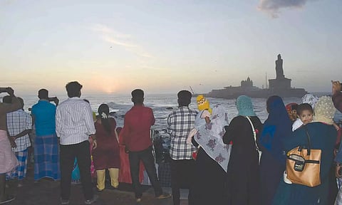 கன்னியாகுமரியில் சூரிய உதயத்தை காண குவிந்த சுற்றுலா பயணிகள்