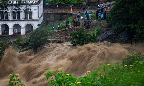 தென்மேற்கு பருவமழை: கர்நாடகத்தில் ஆறுகளில் வெள்ளம்-வீடுகள் இடிந்தன