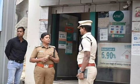 ஏ.டி.எம்.மை உடைத்து ரூ.14.5 லட்சம் கொள்ளை: வடமாநில கொள்ளை கும்பலை பிடிக்க 10 தனிப்படைகள் அமைப்பு