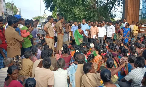 தூத்துக்குடியில் மாநகராட்சி அலுவலகத்தை முற்றுகையிட்ட தூய்மை பணியாளர்கள்