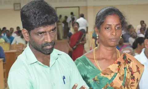 மக்கள் குறைதீர்வு கூட்டத்திற்கு மண்ணெண்ணெய் பாட்டிலுடன் வந்த கணவன், மனைவி- கலெக்டர் அலுவலகத்தில் பரபரப்பு