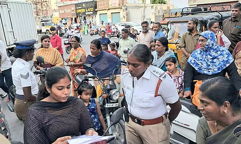ஈரோட்டில் போக்குவரத்து விதி மீறல்- 70 பெண் வாகன ஓட்டிகளுக்கு அபராதம் விதிப்பு