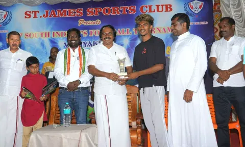 வாணியக்குடியில் கால்பந்து போட்டி- வெற்றி பெற்ற அணி வீரர்களுக்கு பரிசு