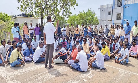 கங்கைகொண்டான் ரெயில் நிலையத்தில் சுமை தூக்கும் தொழிலாளர்கள் திடீர் தர்ணா