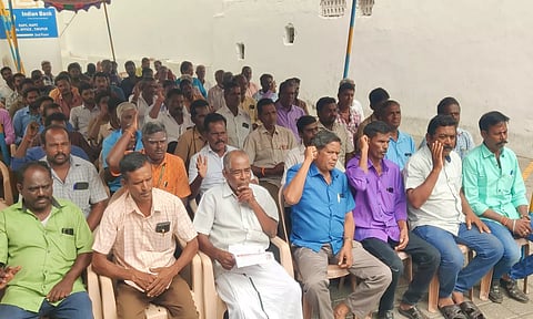 திருப்பூர் கலெக்டர் அலுவலகத்தில் ஆதார்,ரேஷன் கார்டுகளை ஒப்படைத்து பொதுமக்கள் போராட்டம்