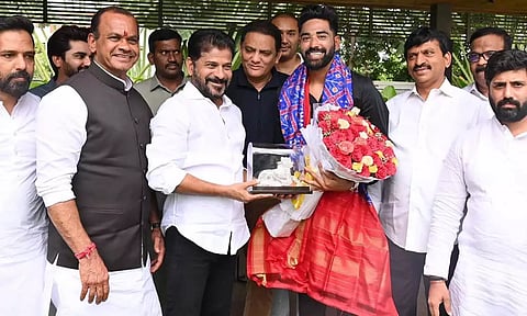 சிராஜுக்கு அரசின் சார்பில் வீடு மற்றும் அரசுப் பணி- தெலங்கானா முதலமைச்சர் உறுதி