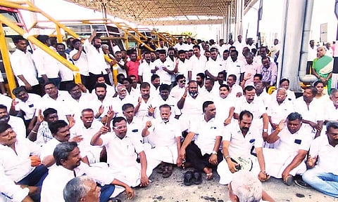 கப்பலூர் சுங்கச்சாவடியை மூடக்கோரி அ.தி.மு.க. 'திடீர்' முற்றுகை போராட்டம்