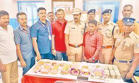 ரெயிலில் கடத்தி வரப்பட்ட ரூ.2 கோடி பணம், நகை சிக்கியது- வாலிபர் கைது