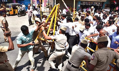 நாகர்கோவிலில் 3 புதிய குற்றவியல் சட்டங்களை எதிர்த்து வக்கீல்கள் போராட்டம்: 300 பேர் கைது