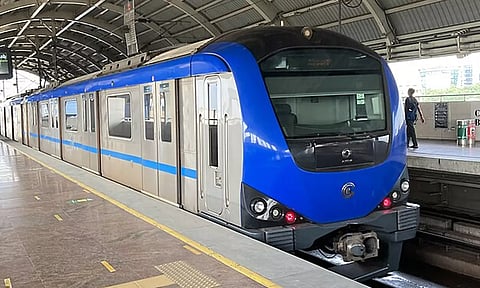 மெட்ரோ ரெயிலில் திடீர் தீப்பொறி: அலறிய பயணிகள்- அவசரமாக நிறுத்தப்பட்ட ரெயில்