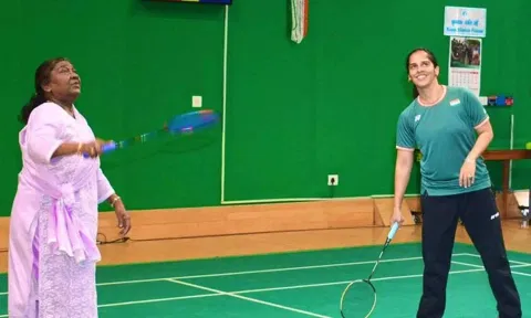 சாய்னா நேவால் உடன் பேட்மிண்டன் விளையாடிய ஜனாதிபதி திரெளபதி முர்மு - வீடியோ