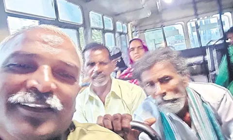 ஆந்திராவில் பயணிகளை வரவேற்கும் அரசு பஸ் கண்டக்டர்: குவியும் பாராட்டுக்கள்