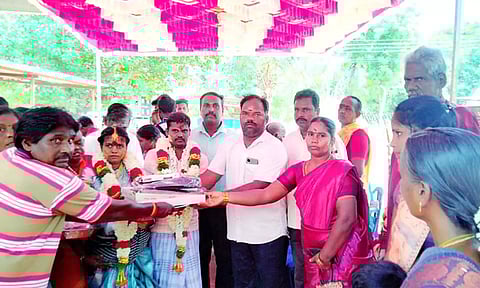 பெற்றோர் இல்லாத பெண்ணுக்கு ஊர் மக்கள் செய்த நெகிழ்ச்சி செயல்...