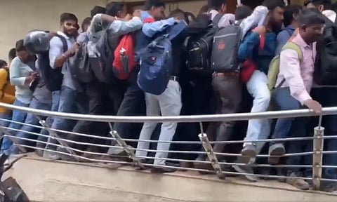 5 பணியிடங்களுக்கு 1000 பேர் போட்டி- நேர்காணலில் தள்ளுமுள்ளு: வைரலாகும் வீடியோ