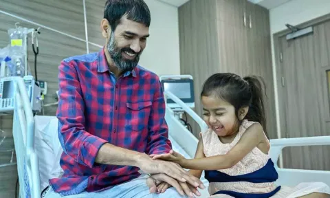 அமீரகத்தின் முதல் கல்லீரல் மாற்று அறுவை சிகிச்சை... பின்னணியில் தந்தையின் பாச போராட்டம்..!