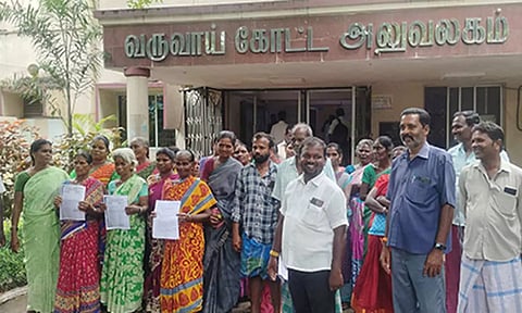 பொன்னேரி 2 கிராம மக்கள் பட்டா கேட்டு வட்டாட்சியர் அலுவலகத்தில் முற்றுகை