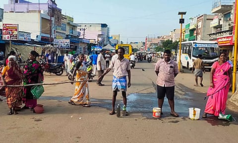 கும்மிடிப்பூண்டியில் குடிநீரில் கழிவுநீர் கலப்பு- பொதுமக்கள் சாலை மறியல்