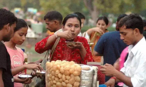 சென்னையில் சாலையோரம் பானிபூரி விற்கும் கடைகளுக்கு இனி லைசென்சு கட்டாயம்